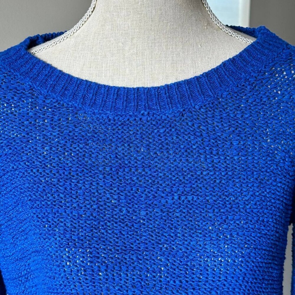 ๐ H&M Light Knit Womenโs Sweater in Gorgeous Royal Blue Color - Size 4๐ - Picture 3 of 8